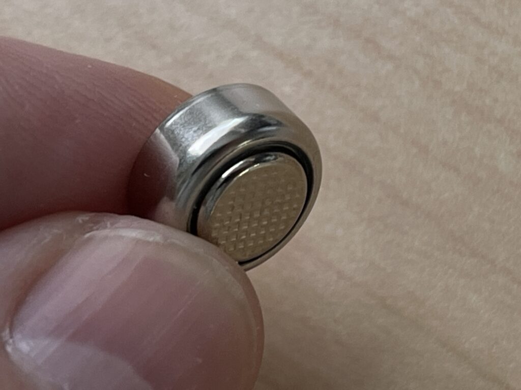 ボタン電池LR44側面